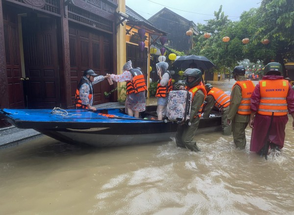TP.Đà Nẵng: Công an vượt lũ, mang bình ô xy cho Mẹ Việt Nam anh hùng