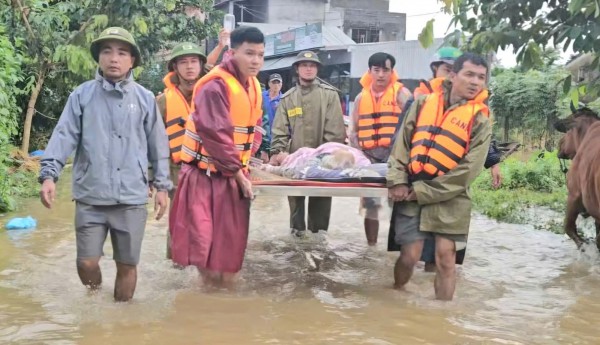 TP.Đà Nẵng: Công an vượt lũ, mang bình ô xy cho Mẹ Việt Nam anh hùng
