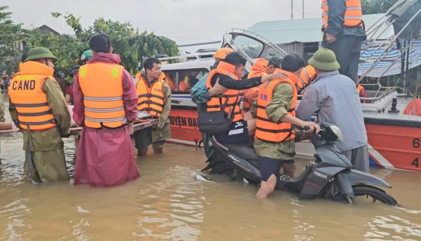 TP.Đà Nẵng: Công an vượt lũ, mang bình ô xy cho Mẹ Việt Nam anh hùng