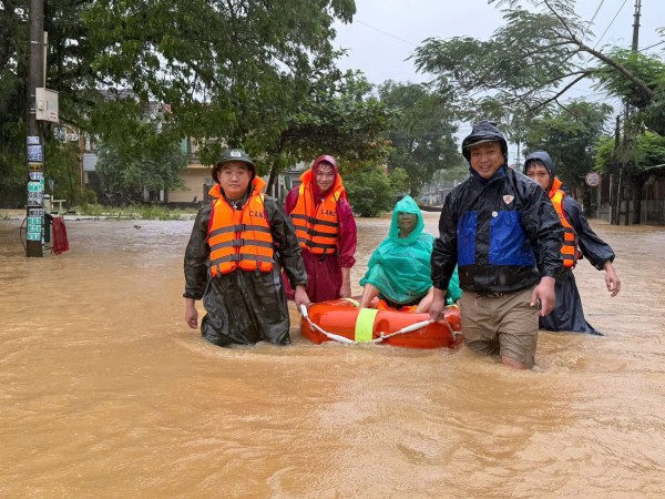 TP.Đà Nẵng: Công an vượt lũ, mang bình ô xy cho Mẹ Việt Nam anh hùng