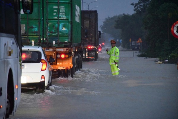 TP.Đà Nẵng: Công an vượt lũ, mang bình ô xy cho Mẹ Việt Nam anh hùng