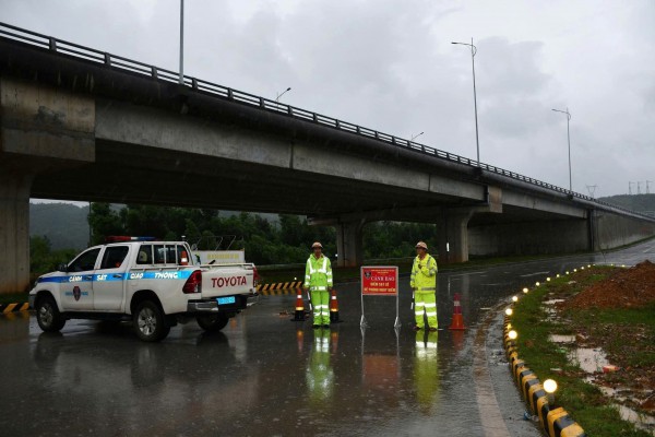 TP.Đà Nẵng: Công an vượt lũ, mang bình ô xy cho Mẹ Việt Nam anh hùng