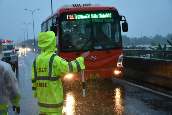 TP.Đà Nẵng: Công an vượt lũ, mang bình ô xy cho Mẹ Việt Nam anh hùng