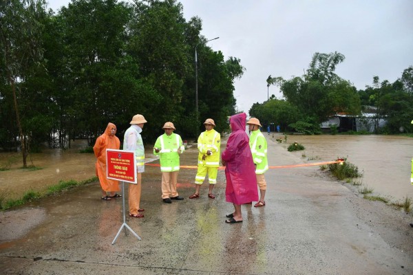 TP.Đà Nẵng: Công an vượt lũ, mang bình ô xy cho Mẹ Việt Nam anh hùng