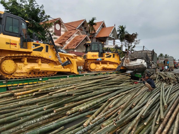 Tai nạn chết người, hàng trăm cây tre đổ trên quốc lộ 1