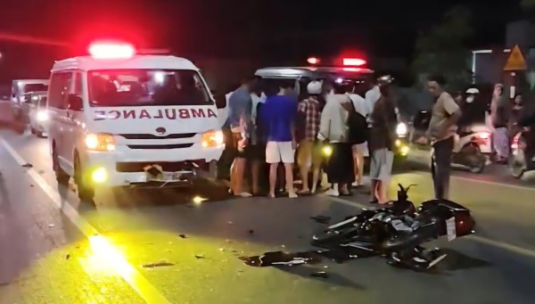 Tai nạn giữa xe cứu thương và xe máy khiến 2 người tử vong