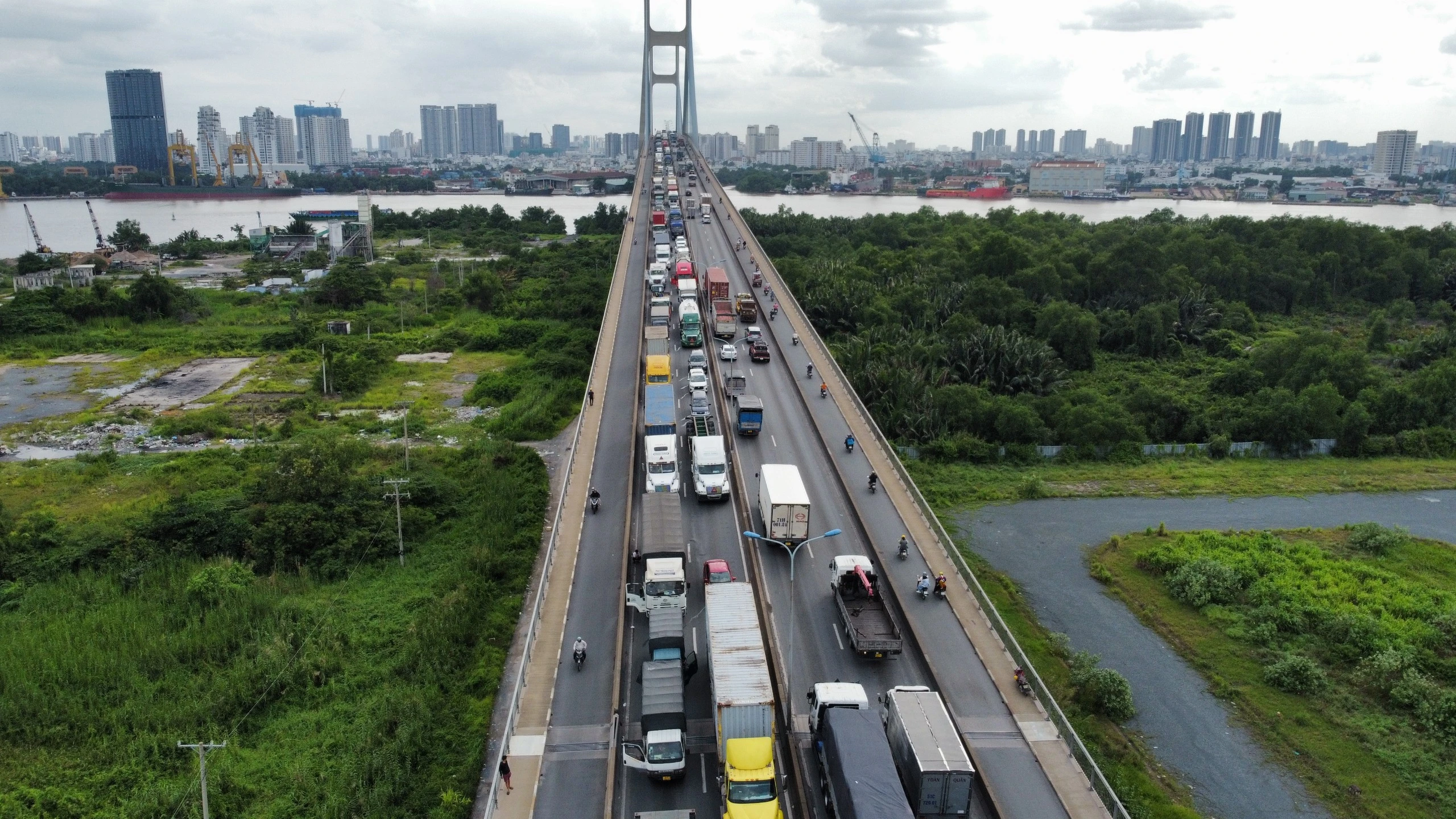 Tai nạn liên hoàn ở cầu Phú Mỹ: Xe tải đông lạnh tuột dốc không phanh