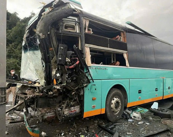 Tai nạn liên hoàn trên cao tốc Vân Phong - Nha Trang, người dân 'giải cứu' tài xế mắc kẹt trong cabin