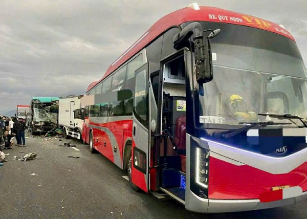 Tai nạn liên hoàn trên cao tốc Vân Phong - Nha Trang, người dân 'giải cứu' tài xế mắc kẹt trong cabin