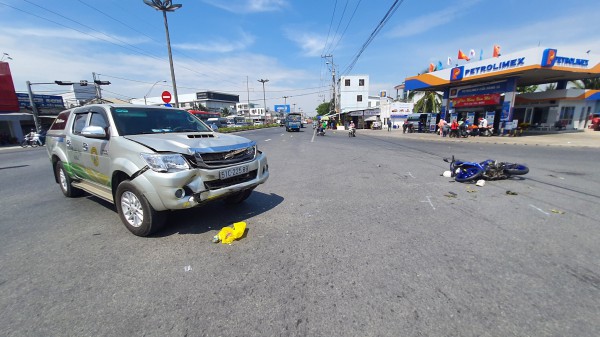 Tai nạn ở Tiền Giang: Xe máy va chạm xe bán tải, 2 người bị thương nặng