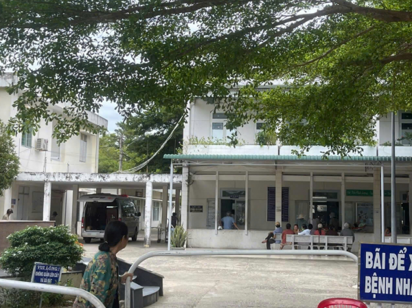 Tai nạn ở đèo Đại Ninh: Đá từ xe công trình rơi trúng xe 16 chỗ, 1 người nước ngoài tử vong Tai nạn ở đèo Đại Ninh: Đá từ xe công trình rơi trúng xe 16 chỗ, 1 người nước ngoài tử vong