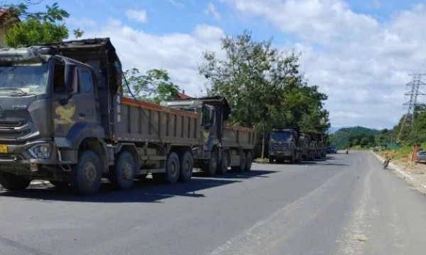 Tai nạn ở đèo Đại Ninh: Đá từ xe công trình rơi trúng xe 16 chỗ, 1 người nước ngoài tử vong Tai nạn ở đèo Đại Ninh: Đá từ xe công trình rơi trúng xe 16 chỗ, 1 người nước ngoài tử vong