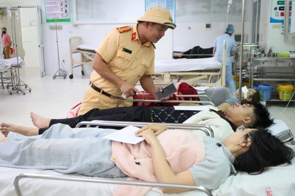 Tai nạn trên cao tốc Đà Nẵng - Quảng Ngãi: Cả gia đình gặp nạn sau đám cưới Tai nạn trên cao tốc Đà Nẵng - Quảng Ngãi: Cả gia đình gặp nạn sau đám cưới