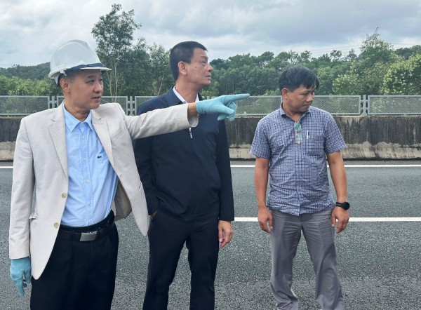 Tai nạn trên cao tốc Đà Nẵng - Quảng Ngãi: Cả gia đình gặp nạn sau đám cưới Tai nạn trên cao tốc Đà Nẵng - Quảng Ngãi: Cả gia đình gặp nạn sau đám cưới