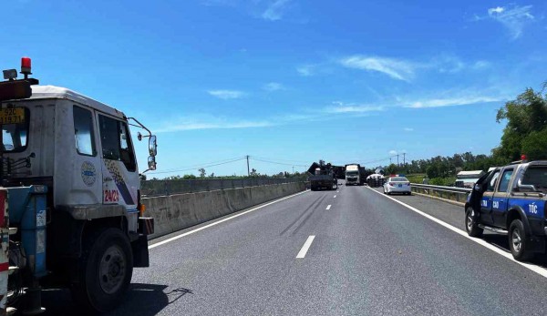 Tai nạn trên cao tốc Đà Nẵng – Quảng Ngãi khiến giao thông ùn tắc