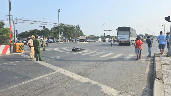 Tai nạn xe tải với xe máy tại giao lộ ở Bình Chánh, 1 người tử vong