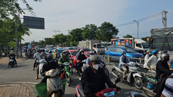 Tai nạn xe tải với xe máy tại giao lộ ở Bình Chánh, 1 người tử vong