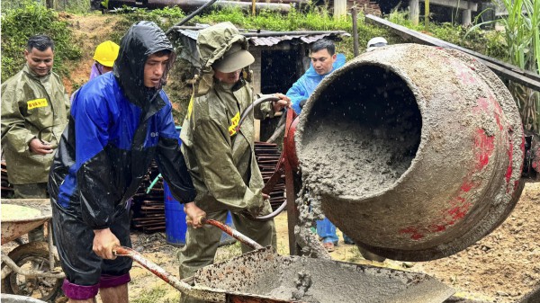 Tái thiết vùng rốn lũ: Tuổi trẻ Công an Quảng Ngãi dựng nhà cho dân ăn tết
