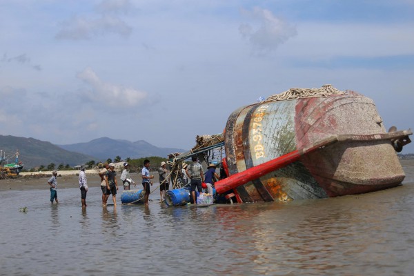 Tái thiết vùng rốn lũ: Vá lại tàu thuyền, trở lại nhịp sống mưu sinh Tái thiết vùng rốn lũ: Vá lại tàu thuyền, trở lại nhịp sống mưu sinh