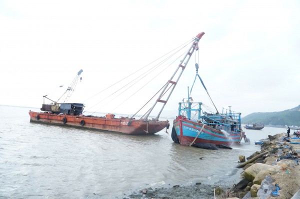 Tái thiết vùng rốn lũ: Vá lại tàu thuyền, trở lại nhịp sống mưu sinh Tái thiết vùng rốn lũ: Vá lại tàu thuyền, trở lại nhịp sống mưu sinh