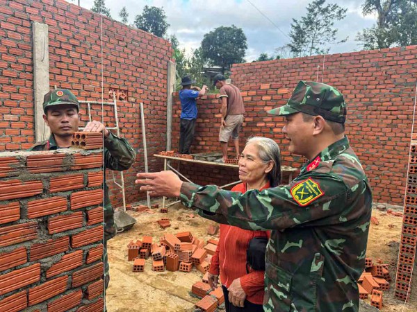 Tái thiết vùng rốn lũ: Xây nhà cho dân giữa đại ngàn Trường Sơn