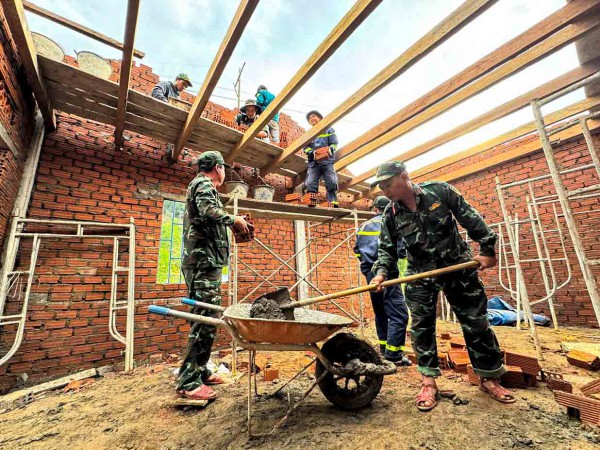 Tái thiết vùng rốn lũ: Xây nhà cho dân giữa đại ngàn Trường Sơn