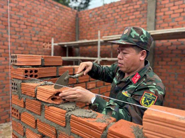 Tái thiết vùng rốn lũ: Xây nhà cho dân giữa đại ngàn Trường Sơn