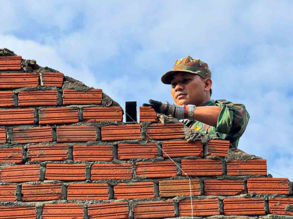 Tái thiết vùng rốn lũ: Xây nhà cho dân giữa đại ngàn Trường Sơn