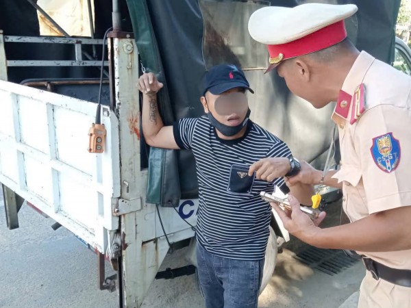 Tài xế Grab cầu cứu CSGT khi bị khách 'ngáo đá' dọa nạt Tài xế Grab cầu cứu CSGT khi bị khách 'ngáo đá' dọa nạt