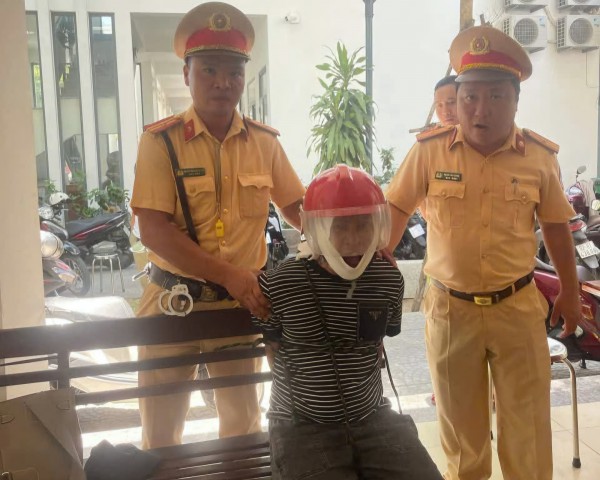 Tài xế Grab cầu cứu CSGT khi bị khách 'ngáo đá' dọa nạt Tài xế Grab cầu cứu CSGT khi bị khách 'ngáo đá' dọa nạt