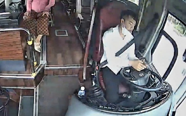 Tài xế buông vô lăng để xem điện thoại khi đang lái xe