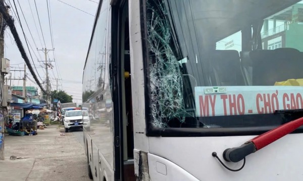 Tài xế buông vô lăng để xem điện thoại khi đang lái xe