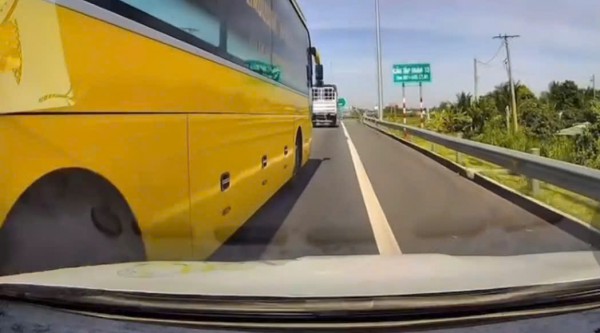 Tài xế chuyển làn ẩu suýt gây tai nạn trên cao tốc