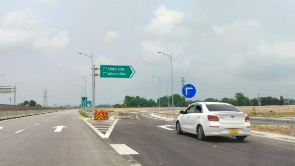 Tạm dừng 2 nút giao trên cao tốc Mai Sơn - QL45: Mong người dân thông cảm