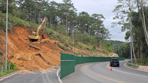Tạm dừng lưu thông qua đèo Prenn từ 11 giờ hôm nay 8.12