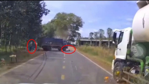 Tạm giữ tài xế xe tải tông, rồi cán tiếp nạn nhân tử vong Tạm giữ tài xế xe tải tông, rồi cán tiếp nạn nhân tử vong