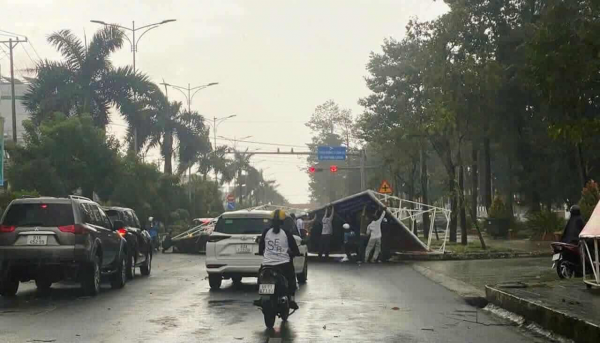 Tấm pano 'khổng lồ' đổ sập giữa đường phố Cà Mau khiến 3 người bị thương Tấm pano 'khổng lồ' đổ sập giữa đường phố Cà Mau khiến 3 người bị thương