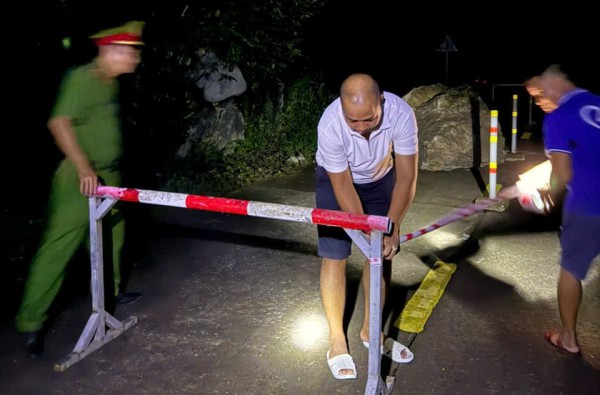 Tảng đá khoảng 5 tấn lăn từ vách núi xuống đường Hồ Chí Minh Tảng đá khoảng 5 tấn lăn từ vách núi xuống đường Hồ Chí Minh