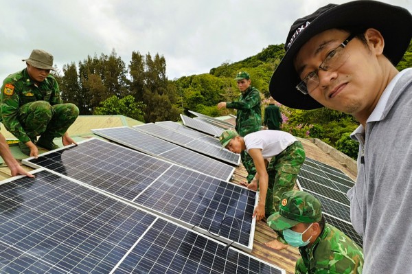Tặng hệ thống năng lượng mặt trời cho Đồn Biên phòng Hòn Khoai, Cà Mau