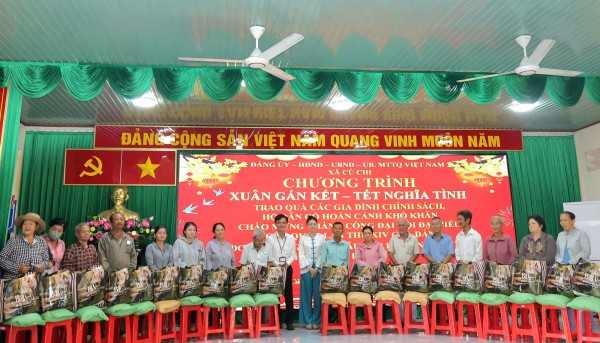 Tặng quà tết và xe đạp cho học sinh hiếu học ở xã Củ Chi