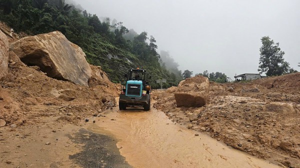 Tập trung khắc phục sạt lở đèo Khánh Lê
