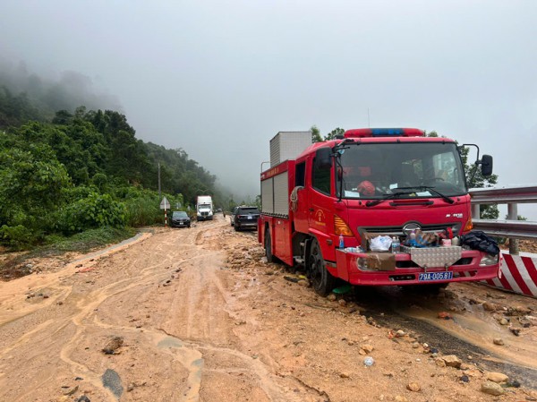 Tập trung khắc phục sạt lở đèo Khánh Lê