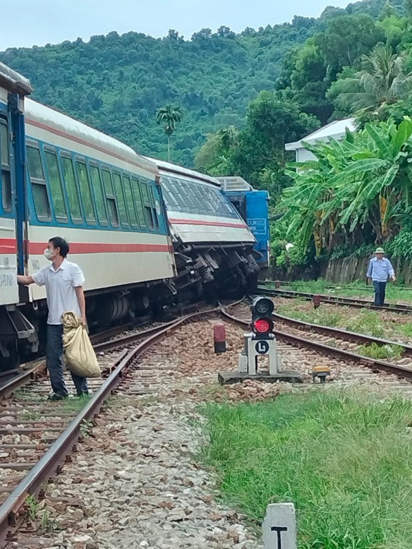 Tàu SE11 trật bánh tại Huế, đường sắt tê liệt