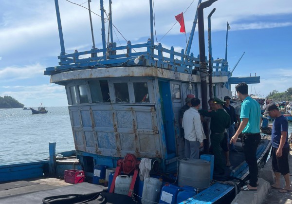 Tàu cá Quảng Ngãi nghi bị tàu vận tải tông chìm trên biển trong đêm