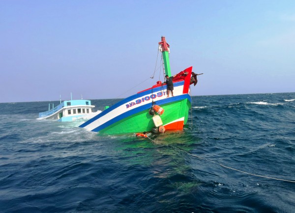 Tàu cá chìm cách bờ biển Đà Nẵng 4 hải lý, biên phòng ứng cứu thành công