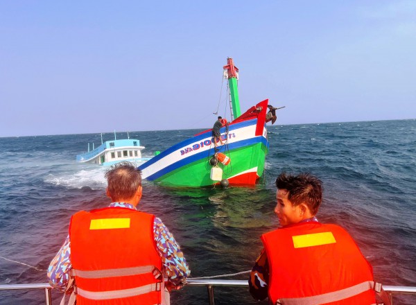 Tàu cá chìm cách bờ biển Đà Nẵng 4 hải lý, biên phòng ứng cứu thành công