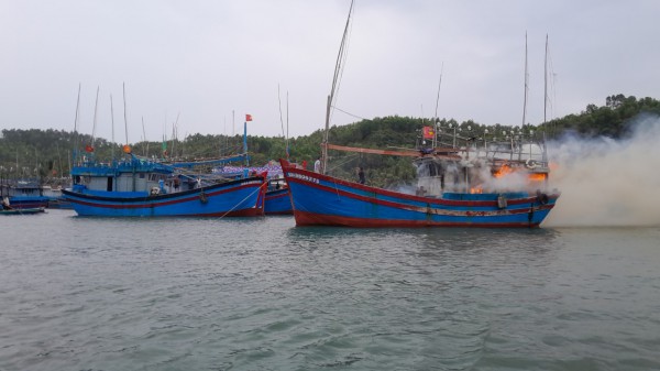 Tàu cá của ngư dân Quảng Ngãi đang neo đậu bỗng bốc cháy