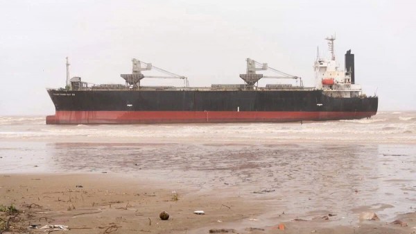 Tàu hàng 23.000 tấn bị trôi dạt lúc bão số 5 đang đổ bộ Tàu hàng 23.000 tấn bị trôi dạt lúc bão số 5 đang đổ bộ