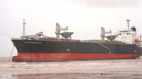 Tàu hàng 23.000 tấn bị trôi dạt lúc bão số 5 đang đổ bộ Tàu hàng 23.000 tấn bị trôi dạt lúc bão số 5 đang đổ bộ