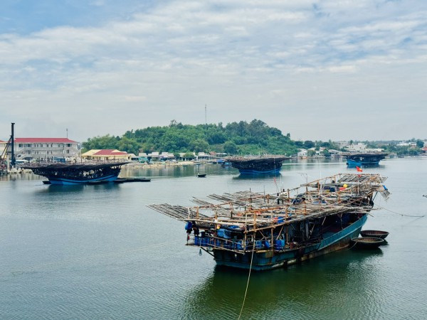 Tàu hỏng máy giữa biển, 36 ngư dân Quảng Ngãi chờ tàu hải quân ra cứu